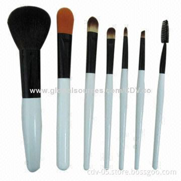 Travel makeup brushes, made of wooden handle and aluminum ferrule with goat and synthetic bristles